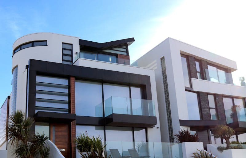 Condominio moderno con aree comuni pulite e ordinate