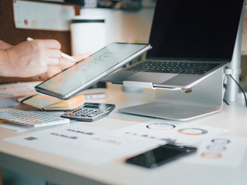 Ufficio moderno con postazioni di lavoro pronte per la pulizia professionale