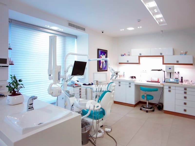 Pulizia professionale studio dentistico con sanificazione superfici a Varese