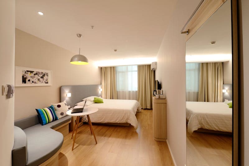 Pulizia professionale camera d'albergo