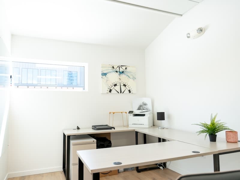 Ufficio ibrido con postazioni condivise pulite per smart working