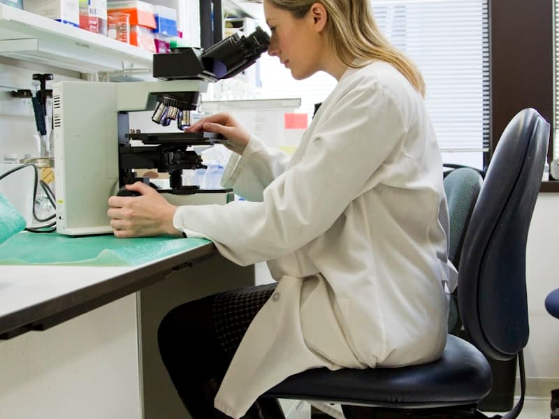 Pulizia laboratorio di analisi con operatore in tuta sterile a Como