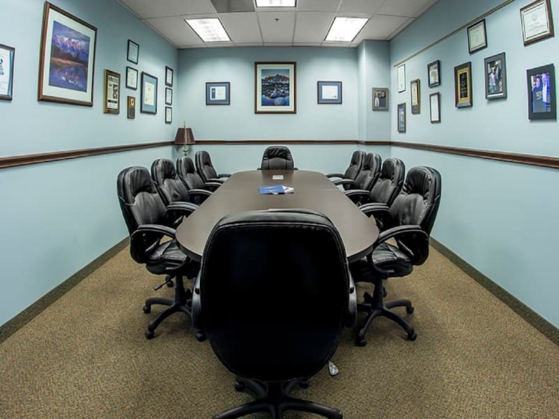 Sala riunioni aziendale pulita e sanificata pronta per meeting