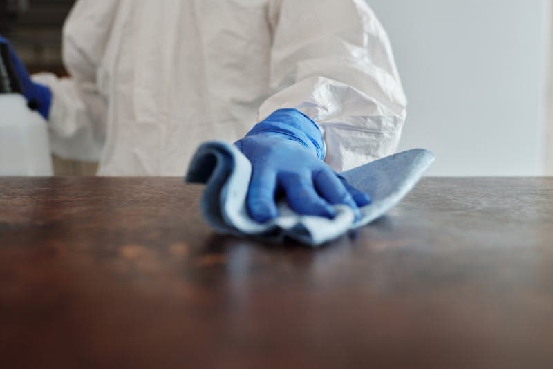 Sanificazione professionale di un ambiente di lavoro con nebulizzatore