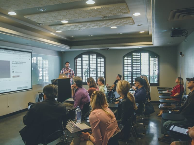 Formazione sicurezza sul lavoro per addetti pulizie professionali in aula