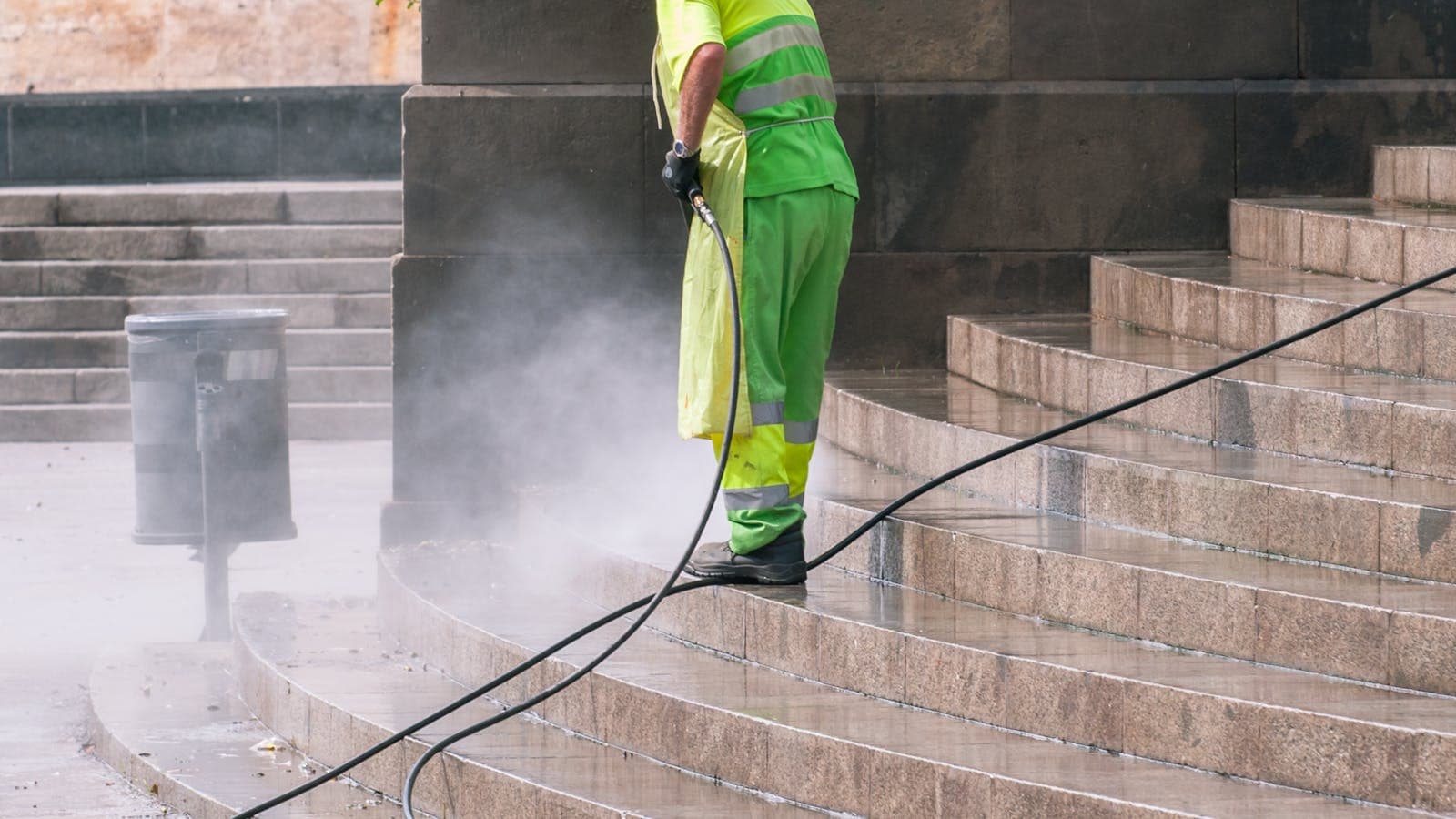 Idropulitrice a scoppio per la pulizia di pavimenti esterni in un cortile a Varese
